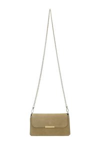 Sac bandoulière rectangulaire en daim beige avec rabat et fine chaîne argentée sur fond blanc.