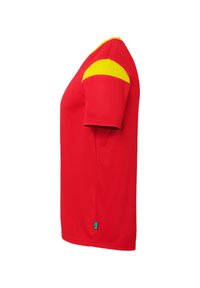 Maglietta sportiva rossa a maniche corte, con un accento giallo sulla spalla. Realizzata in un tessuto liscio e leggero.