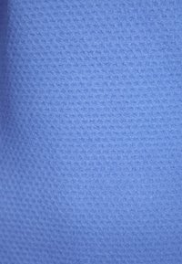 Strukturierter Stoff in Hellblau, mit einem feinen, kieselartigen Muster, sanfter Oberfläche und gleichmäßiger Farbe. Geeignet für verschiedene Anwendungen.