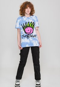 Paradiso Clothing YUNGBLUD FACE DIP DYE - Print T-shirt - blue
