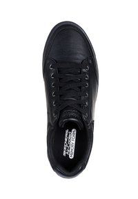 Sneaker in pelle nera con punta rotonda, dettagli cuciti e chiusura con lacci. Presenta la soletta in "Skechers Air-Cooled Memory Foam".