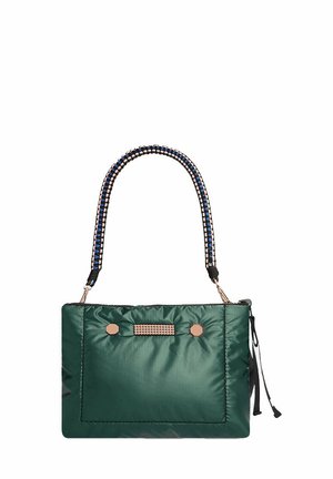 Sac à main rectangulaire vert foncé avec une sangle tressée noire, bleue et rose, et deux clous décoratifs dorés sur la poche avant.