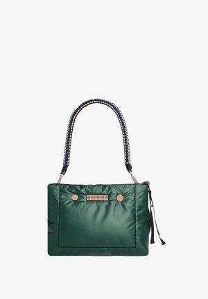 Sac à main rectangulaire vert foncé avec une sangle tressée noire, bleue et rose, et deux clous décoratifs dorés sur la poche avant.