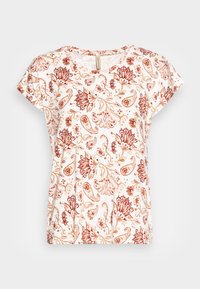 Camiseta de algodón blanca de manga corta con un patrón paisley floral rojo, cuello redondo y corte relajado.