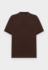 Απλό καφέ σκούρο κοντομάνικο T-shirt με στρογγυλή λαιμόκοψη, μεσαίο μέγεθος, απλωμένο επίπεδα σε ανοιχτό γκρι φόντο.