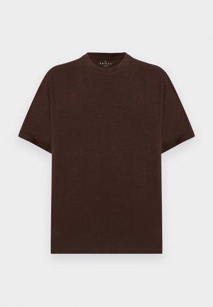 Einfaches, dunkelbraunes T-Shirt mit kurzen Ärmeln und Rundhalsausschnitt, mittelgroß, flach auf einem hellgrauen Hintergrund präsentiert.