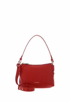 Sac à main en cuir rouge avec bandoulière réglable et fermeture éclair dorée, petit logo de marque doré au centre avant.