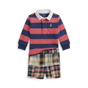 Tricou polo cu mâneci lungi, în dungi bleumarin și roșu, cu guler alb, asortat cu pantaloni scurți în carouri multicolori pentru băieți mici.