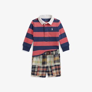 Polo a maniche lunghe a righe blu navy e rosse con colletto bianco abbinata a pantaloncini scozzesi multicolore per bambini piccoli.
