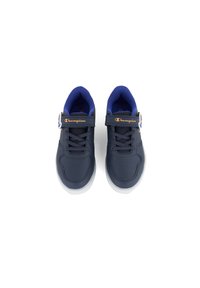 Baskets bleu marine avec une tige lisse en synthétique, lacets et une sangle Velcro. Semelle en caoutchouc blanche et détail de logo discret sur la sangle.