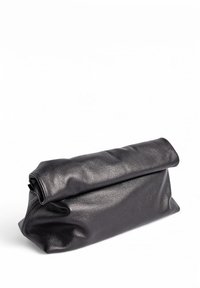 Juodas odinis proginių krepšys su sulankstomu dizainu, turintis tekstūruotą paviršių ir minkštus kraštus, akcentuojantis minimalų estetiką.