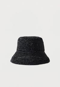 Sombrero tipo cubo tejido en negro con un ala ancha, ligeramente acampanada y un patrón trenzado texturizado.