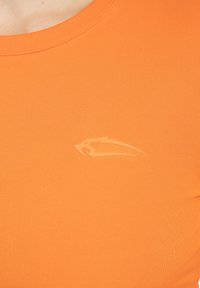 Oranje aangesloten T-shirt met een ronde hals en een subtiel logo in een lichtere tint. Glad oppervlak, rekbare stof.