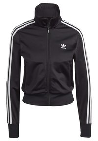 Schwarze Sportjacke aus glattem, leichtem Stoff. Sie verfügt über einen hohen Kragen, einen Reißverschluss und drei weiße Streifen an jedem Ärmel.