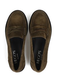Brązowe zamszowe loafersy z przeszyciami, elastycznymi bocznymi panelami i gładką czarną podeszwą. Wnętrze posiada markową wkładkę.