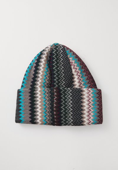 Caciula tricotată cu un model zigzag în culorile negru, teal, burgund, gri și alb. Materialul este moale, cu un manșon pliat.