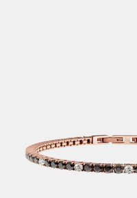 Bracciale in oro rosa con gemme nere e trasparenti alternate, caratterizzato da un design elegante e flessibile e un dettaglio di chiusura sicura.