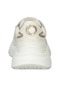 Witte sneaker met gestructureerd leer, gouden accenten en een gevoerd zool. Heeft een afgeronde achterkant met een ronde uitsparing.