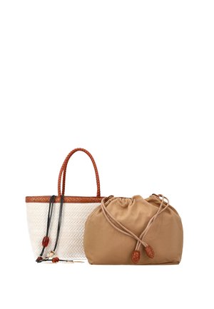 Geweven witte schoudertas met bruine handvatten en leren afwerking, naast een beige zakje met trekkoord met leren uiteinden.