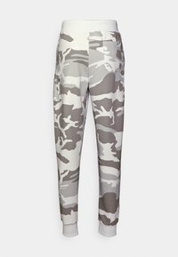 Grå och vit kamouflage-mönstrade joggerbyxor med elastisk midja, sidoficka på vänster ben och muddar vid anklarna.