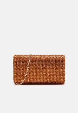 Pochette rectangulaire marron recouverte de petites perles brillantes, avec une fine bandoulière en chaîne dorée.