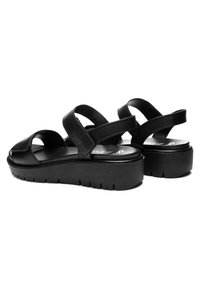 Sandalias de plataforma negras con tiras anchas y suelas texturizadas, diseñadas para uso casual y para añadir altura.
