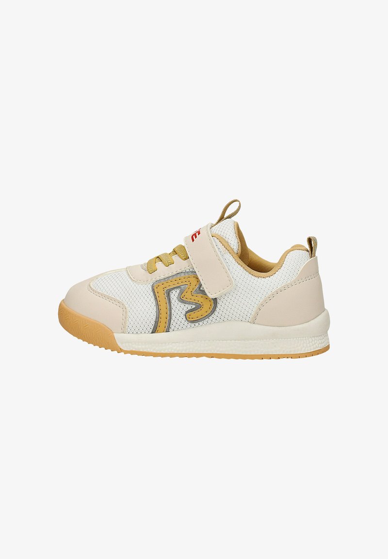Baskets beige et blanches pour enfants avec lacets jaunes, bride velcro, mesh respirant et semelle en caoutchouc sur fond blanc.