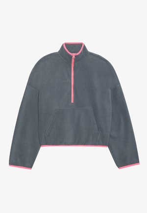 Szary polarowy sweter z ćwiartkowym suwakiem, różowe akcenty przy kołnierzu i hemie oraz przednia kieszeń kangurza. Skrócony fason z długimi rękawami.