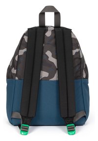 Zaino con un motivo camouflage nero e grigio, dotato di spallacci imbottiti neri, una base turchese e accenti verdi sulle clip delle cinghie.