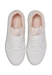 Weiße Sneakers mit glattem Lederoberteil, die zarte rosa Akzente und perforierte Details an der Zehenpartie aufweisen. Schnürsenkel und Branding im Inneren.