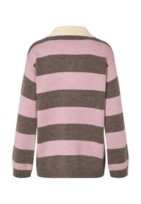 Maglione a righe nei colori marrone, rosa e crema. Presenta un colletto a coste color crema e un tessuto lavorato. Vestibilità ampia con maniche lunghe.