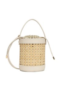 Borsa rotonda realizzata in rattan naturale intrecciato con una base in morbida pelle beige. Caratterizzata da una chiusura a coulisse e una tracolla rimovibile.