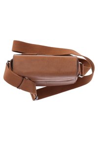 Borsa a tracolla in pelle marrone con forma rettangolare, caratterizzata da una superficie testurizzata e una larga tracolla in tessuto regolabile.