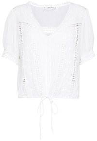 Weiße bestickte Bluse mit kurzen Puffärmeln, V-Ausschnitt, Frontknotenschluss, Spitzenakzenten und floralen Mustern entlang des Körpers.