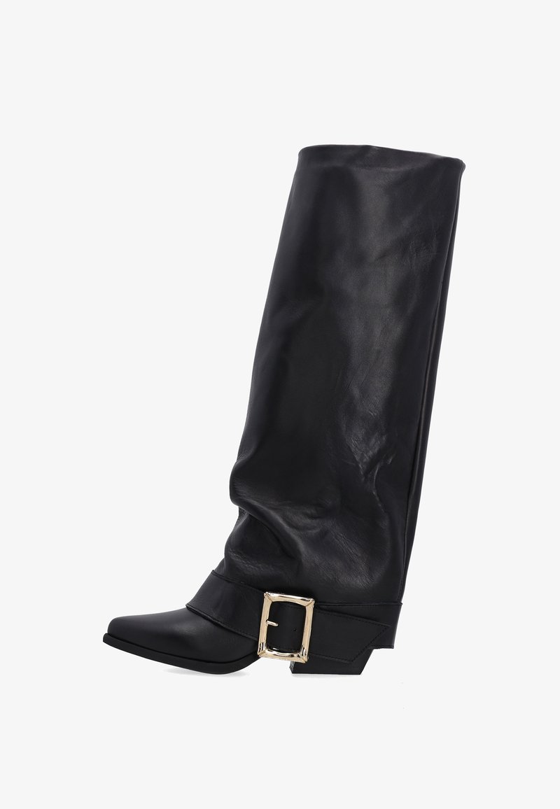 Schwarze, knöchelhohe Stiefel aus Leder mit einem lässigen Design, spitzem Fuß und einem goldenen Schnallenakzent am Fußbereich. Texturierte Oberfläche rundum.