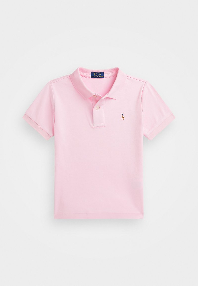Světle růžové polo tričko vyrobené z bavlny, s klasickým límečkem, dvěma knoflíky, krátkými rukávy a vyšitým logem na levé hrudi.