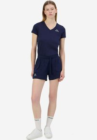 T-shirt di cotone blu navy con scollo a V e maniche corte, abbinato a pantaloni corti con vita elastica e tasche laterali. Dettagli del logo bianchi.
