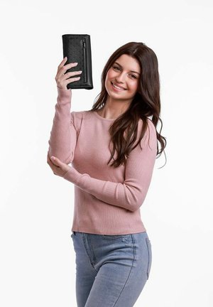 Černá kožená peněženka s perforovaným designem a zipovým uzávěrem, držena v ruce na čistém bílém pozadí.