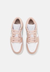 Jordan AIR JORDAN 1 LOW - Sneakers basse - white/light bone/particle beige