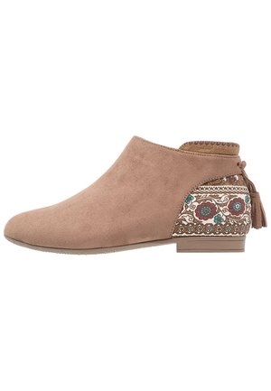 Lysebrun ruskind ankle støvle med lav hæl, blomsterprintet stof på hælen og frynse detaljer bagpå.