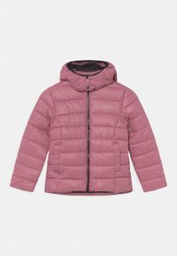 Veste rose rembourrée avec capuche, dotée d'une fermeture éclair à l'avant, d'une texture matelassée et d'une doublure noire. Petit logo sur la poitrine.