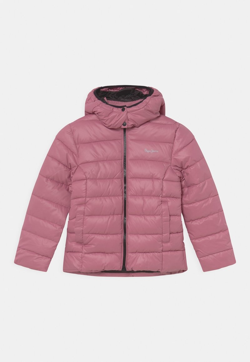 Vaaleanpunainen tyllipadded-takki, jossa on huppu, vetoketjukiinnitys, tikattu pinta ja musta vuori. Pienen logon on rinnassa.