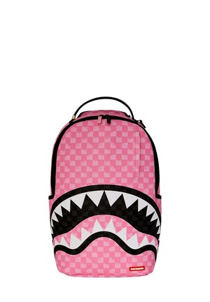 Zaino rosa con motivo a scacchi, caratterizzato da un audace design di bocca di squalo in bianco e nero. Realizzato in tessuto resistente, presenta dettagli neri.