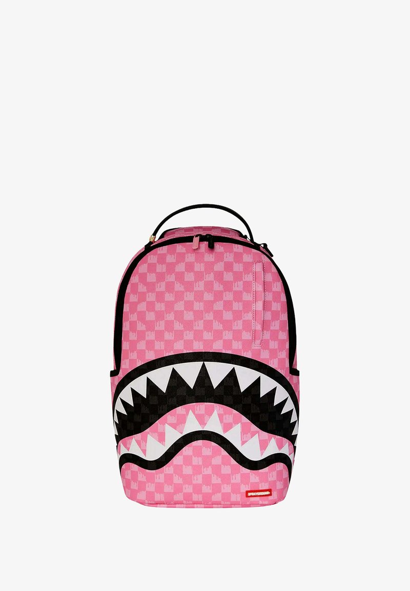 Zaino rosa con motivo a scacchi, caratterizzato da un audace design di bocca di squalo in bianco e nero. Realizzato in tessuto resistente, presenta dettagli neri.