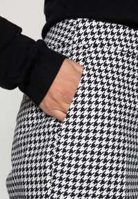 Tommy Hilfiger HAILEY SLIM ANKLE - Chinos - desert sky/ecru