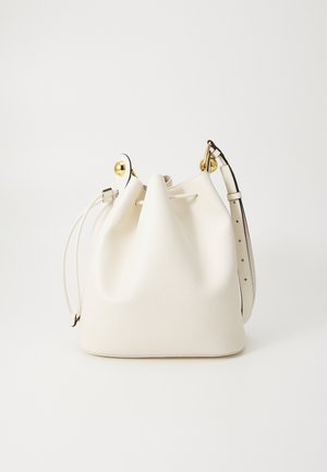 Fehér bőr vödrös táska texturált felülettel, zsinóros zárással, arany színű fém kiegészítőkkel és állítható pánttal.