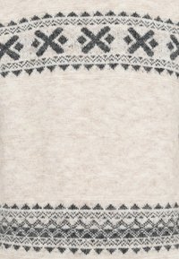 Šviesiai smėlinis megztinis su minkštu paviršiumi, papuoštas tamsiai pilku nordišku raštu, apimančiu krūtinę ir apykaklę, įskaitant geometrines formas.