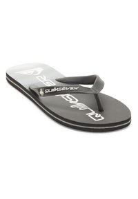 Čierne žabky s textúrovanou podrážkou, s tenkým čiernym pásikom a bielym logom Quiksilver. Dizajn obsahuje biele akcentové čiary.