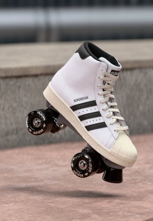 SUPERSTAR 82 SKATE - Augsti sporta apavi - footwear white/core black/off white