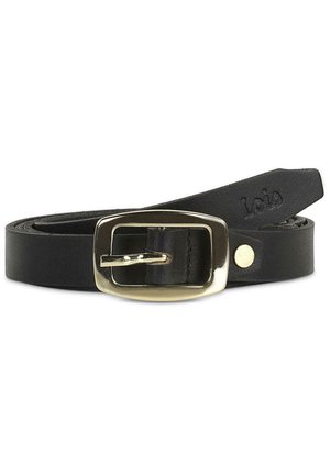 Cinturón de cuero negro con una hebilla rectangular en tono dorado y un detalle de tachuela dorada. Presenta un logotipo grabado en la correa. Textura suave.